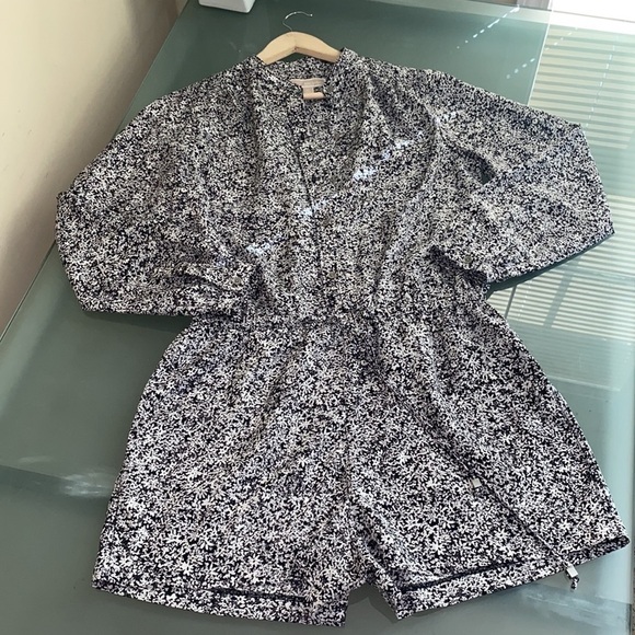 LIKE NEW Michael Kors BLACK and White Floral Jumpsuit size M - Picture 2 of 8